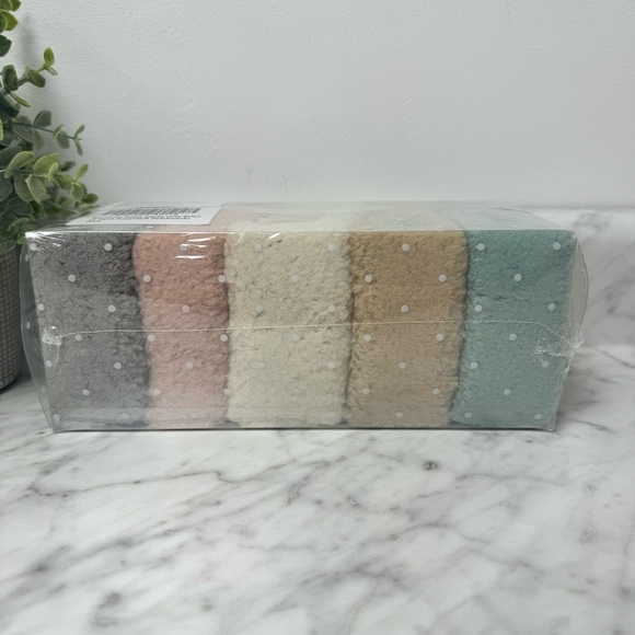 Bulinlulu NEW - 5 pack Non Skid Fuzzy Socks - Picture 3 of 8